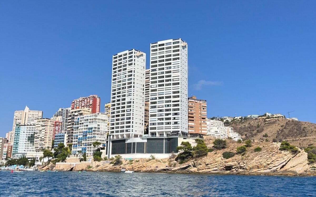 ¡Derrumbe inminente en Benidorm! Torres Gemelos 28, crisis y fiestas en el aire