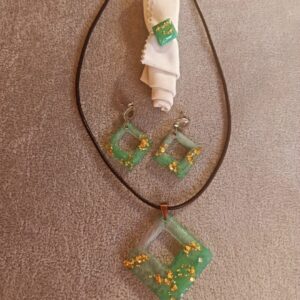 Conjunto artesanal de resina verde con colgante, pendientes y sortija a juego