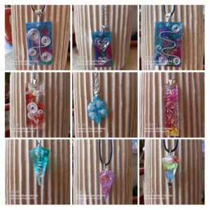 Collares artesanales de resina con brillo, flores y diseños únicos
