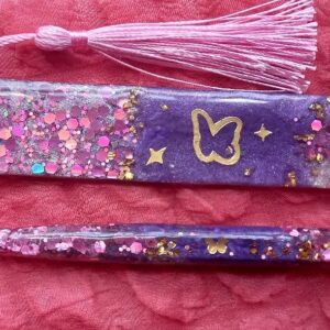 Bolígrafo artesanal y separador de hojas de resina con brillo rosa y mariposa