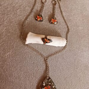 Conjunto artesanal de colgante, sortija y pendientes con flores naranjas