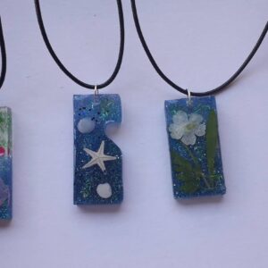 Collares artesanales de resina con flores, brillo y detalles marinos