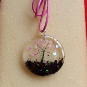 Collar artesanal de resina con árbol de corazones y cordón rosa