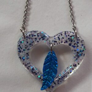 Collar artesanal de resina con corazón brillante y ala azul