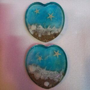 Corazones artesanales de resina con diseño de playa, mar y estrellas de mar