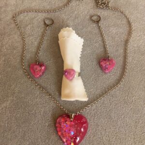 Conjunto artesanal de corazones rosas con colgante, pendientes y sortija a juego