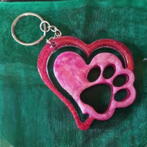 Llavero artesanal de resina con corazón y huella – también disponible como colgante